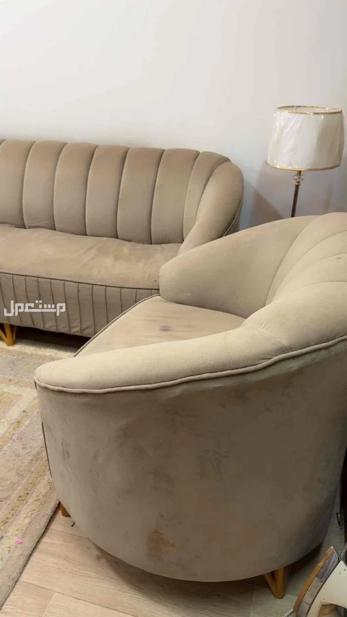 بيع كنب مستخدم سبع اشخاص و طاولة  بحالة جيدة لاعلى سوم .