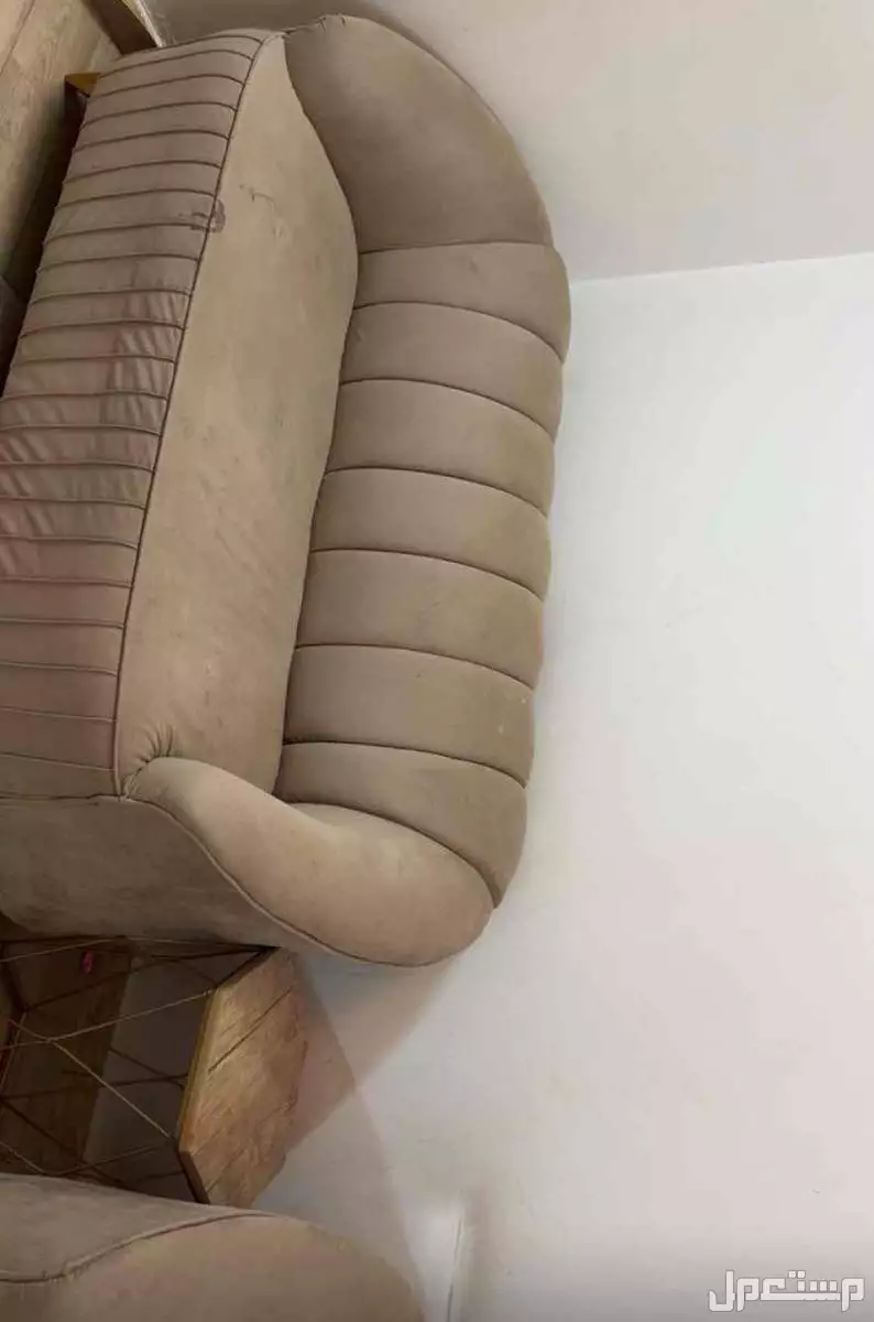 بيع كنب مستخدم سبع اشخاص و طاولة  بحالة جيدة لاعلى سوم .