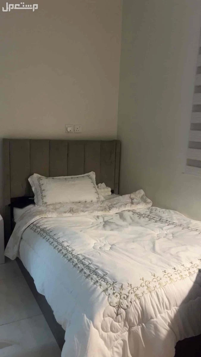 للبيع سرير ودلاوب اذا حاب تاخذ واحد منهم بس مو مشكله