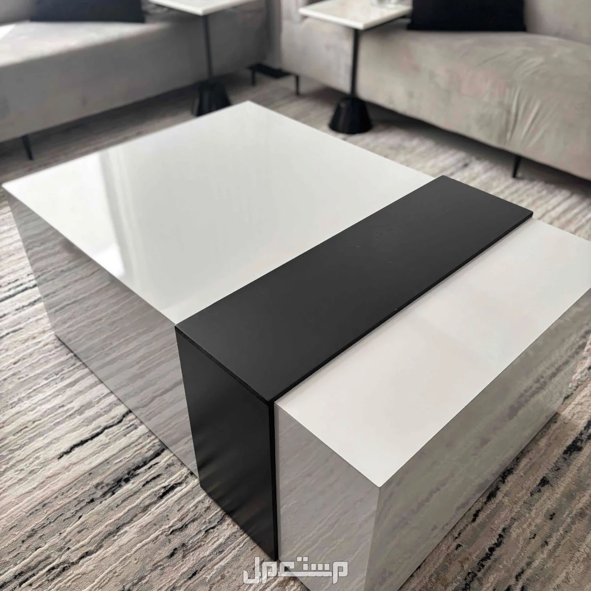 طاوله كبيره للبيع 120 في 80 نظيفه وممتازه بسعر 200 ريال