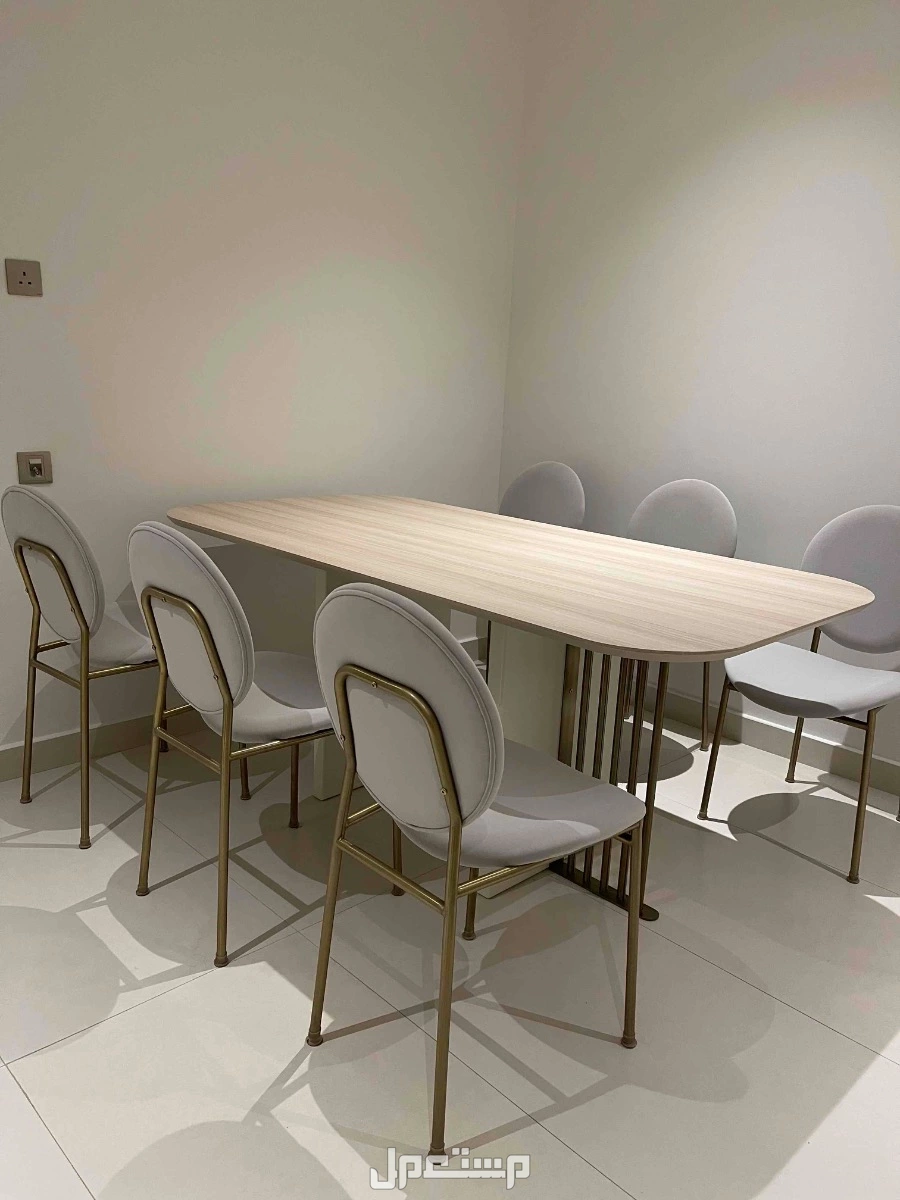 طاولة طعام مع 6 كراسي2500 ريال