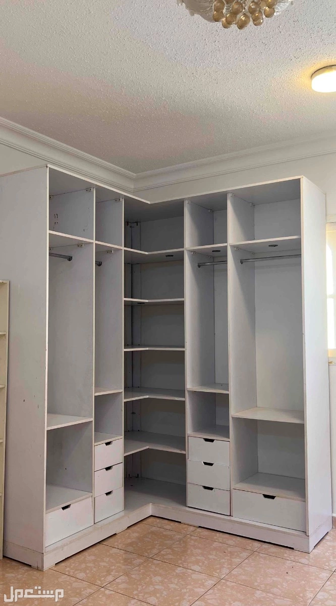 دولاب كبير ابيض للبيع نضيع استعمال قليل في الرياض بسعر 350 ريال سعودي
