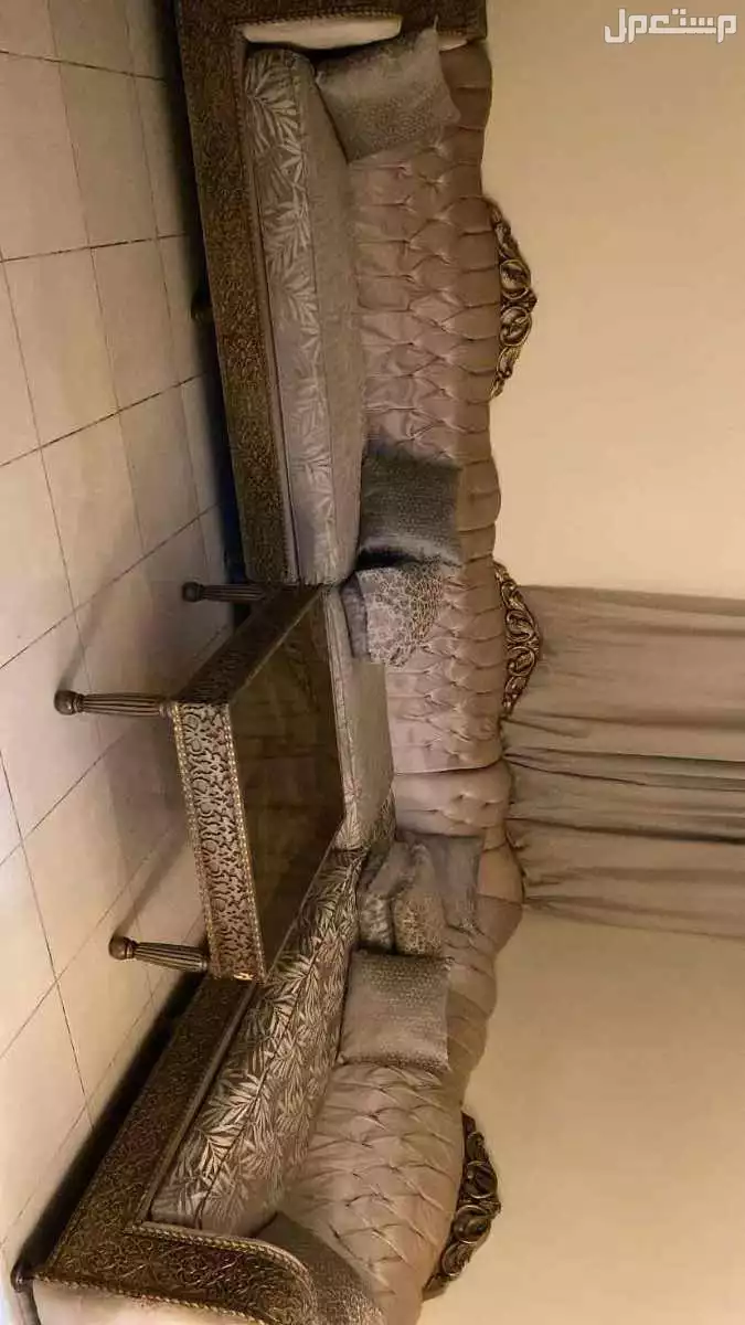 طقم كنب فاخر مع طاولة للبيع بسعر 1000 ريال في جدة