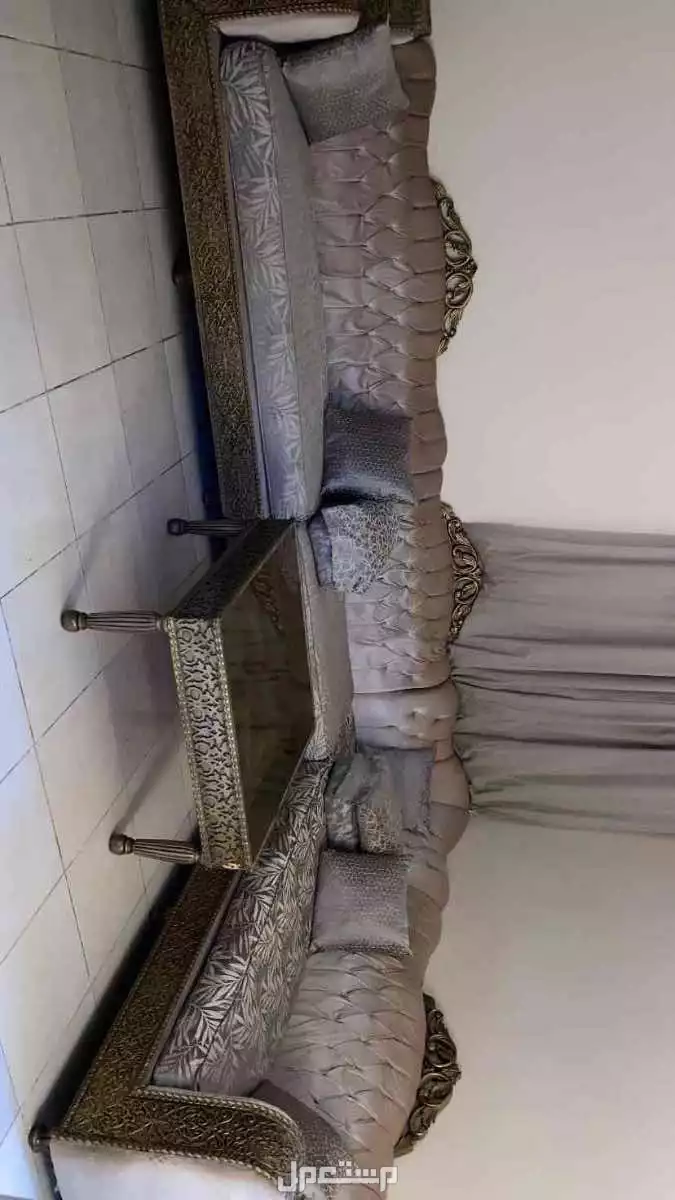 طقم كنب فاخر مع طاولة للبيع بسعر 1000 ريال في جدة