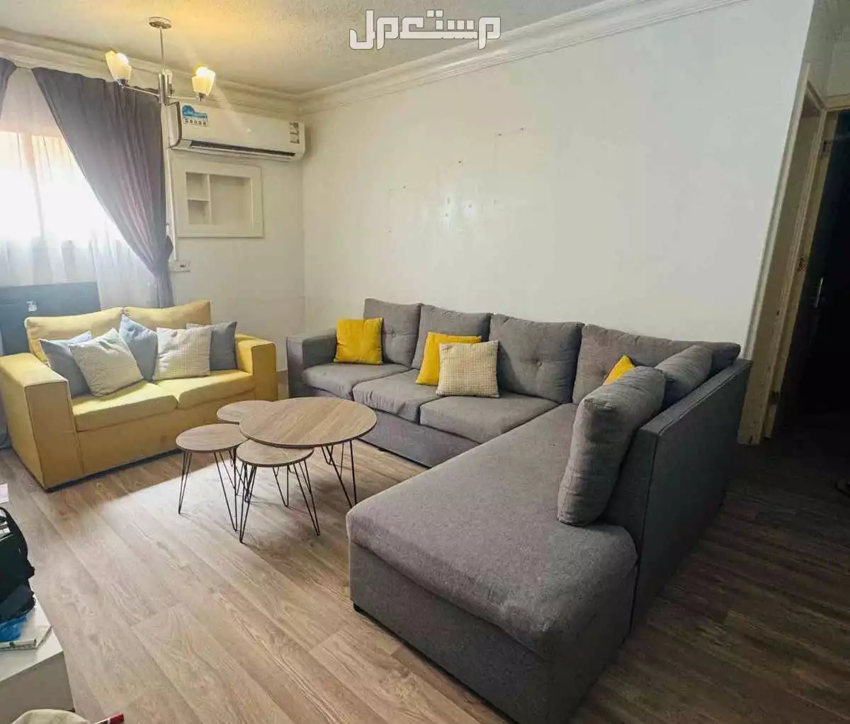 كنب مستعمل مع طاولات الخدمة و الستارة للبيع