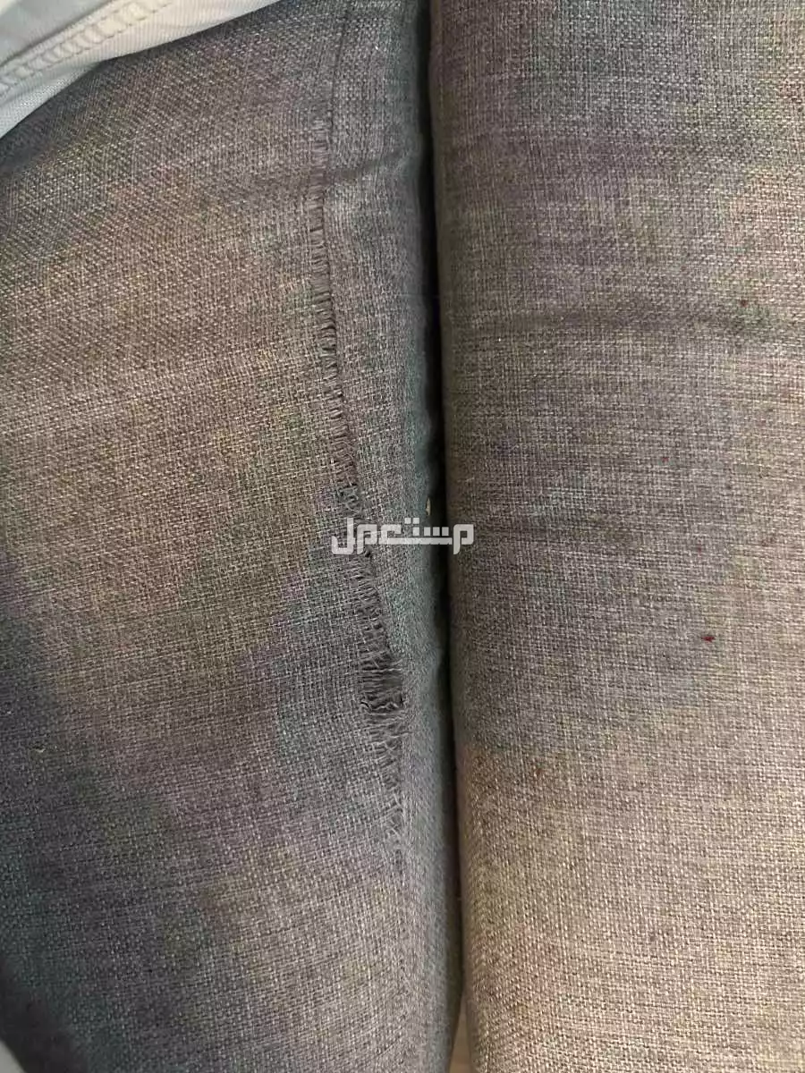 كنب مستعمل مع طاولات الخدمة و الستارة للبيع