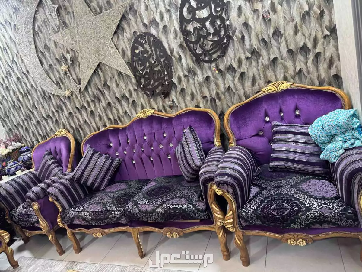 كنب مجلس مكون من 1كنبه مكونه  3 اشخاص  1مكونه من شخصين  4 مفرد  مع 3 طولات  مع طولتين زاويه  ستارتين  في جدة بسعر 1200 ريال سعودي