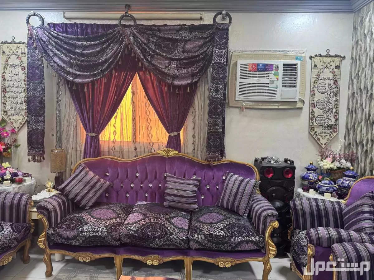 كنب مجلس مكون من 1كنبه مكونه  3 اشخاص  1مكونه من شخصين  4 مفرد  مع 3 طولات  مع طولتين زاويه  ستارتين  في جدة بسعر 1200 ريال سعودي