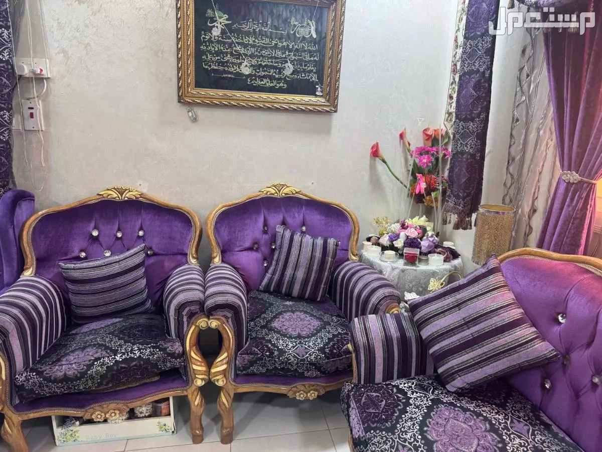 كنب مجلس مكون من 1كنبه مكونه  3 اشخاص  1مكونه من شخصين  4 مفرد  مع 3 طولات  مع طولتين زاويه  ستارتين  في جدة بسعر 1200 ريال سعودي