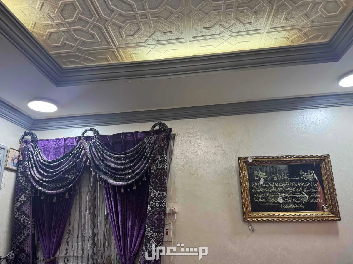 كنب مجلس مكون من 1كنبه مكونه  3 اشخاص  1مكونه من شخصين  4 مفرد  مع 3 طولات  مع طولتين زاويه  ستارتين  في جدة بسعر 1200 ريال سعودي