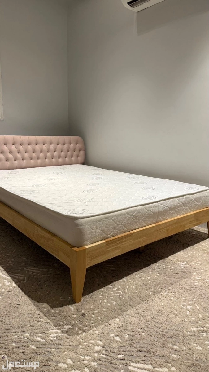 سرير مع اللباد للبيع في المدينة المنورة بسعر 500 ريال سعودي