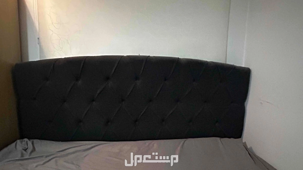 للبيع سرير  قماش كبير مع مرتبة ولباد  في الرياض بسعر 700 ريال سعودي