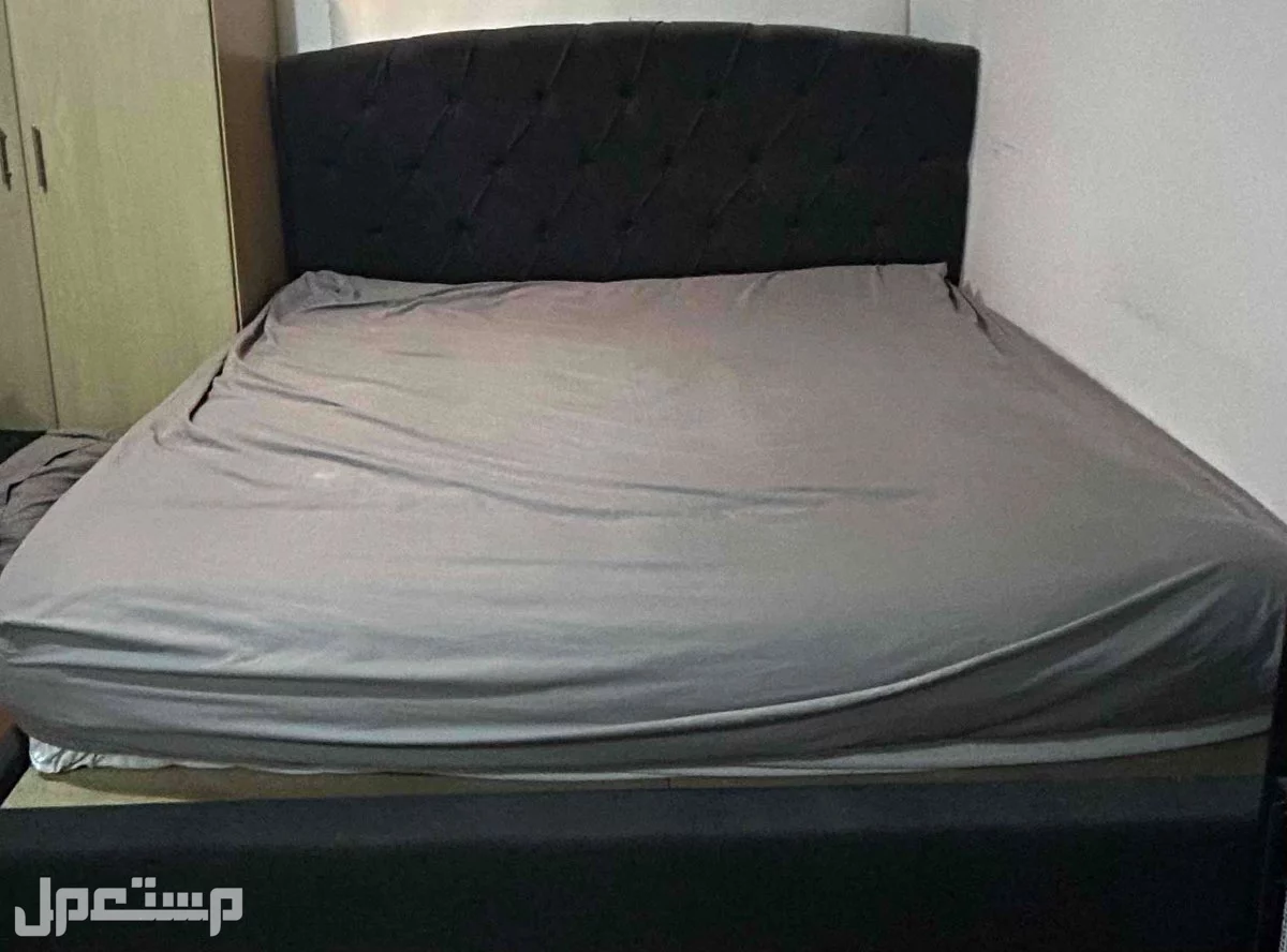 للبيع سرير  قماش كبير مع مرتبة ولباد  في الرياض بسعر 700 ريال سعودي