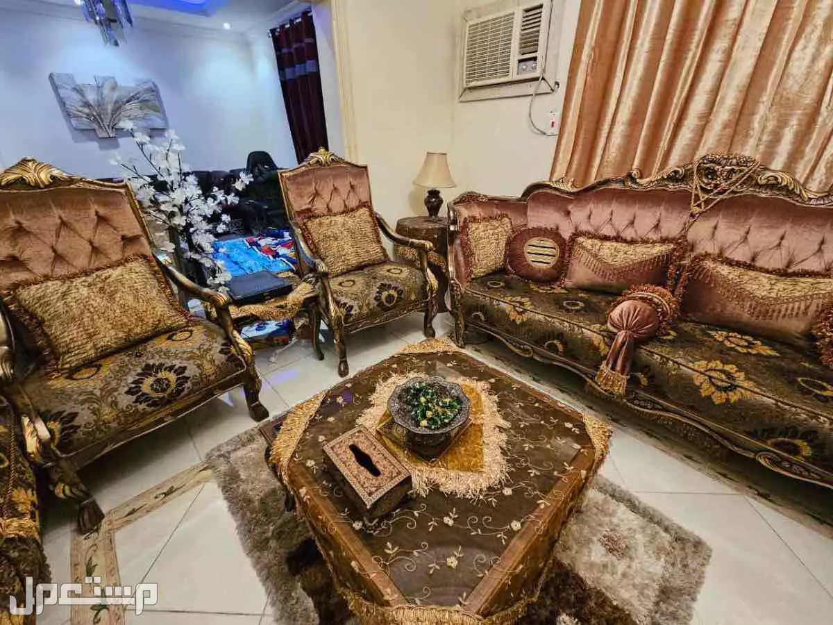 طقم كنب نظيف جدا  بسعر 1500 ريال