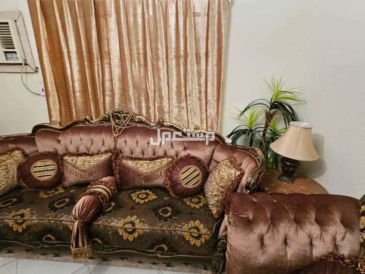 طقم كنب نظيف جدا  بسعر 1500 ريال