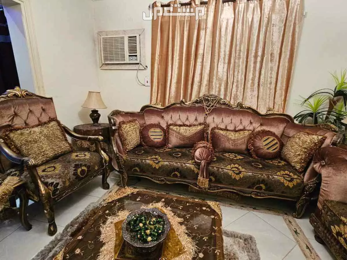 طقم كنب نظيف جدا  بسعر 1500 ريال