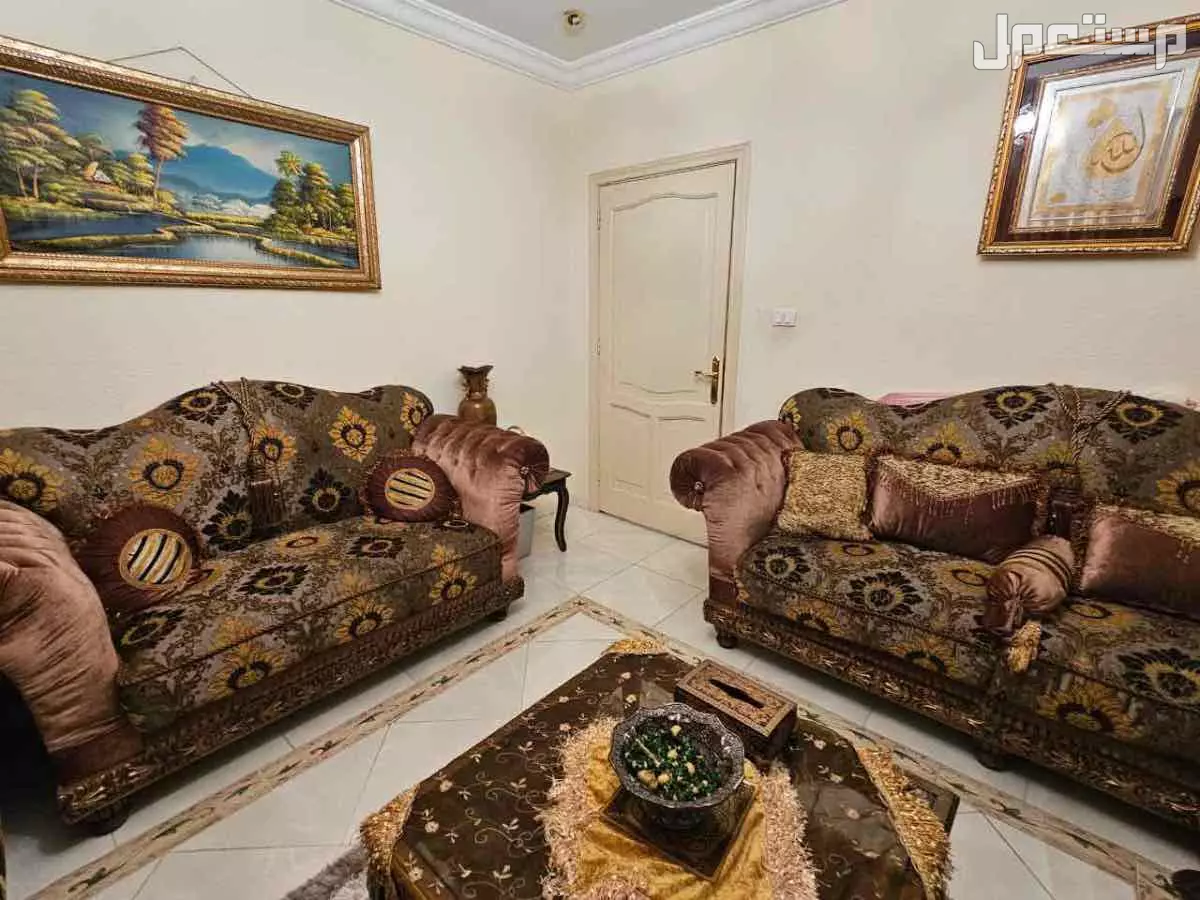 طقم كنب نظيف جدا  بسعر 1500 ريال