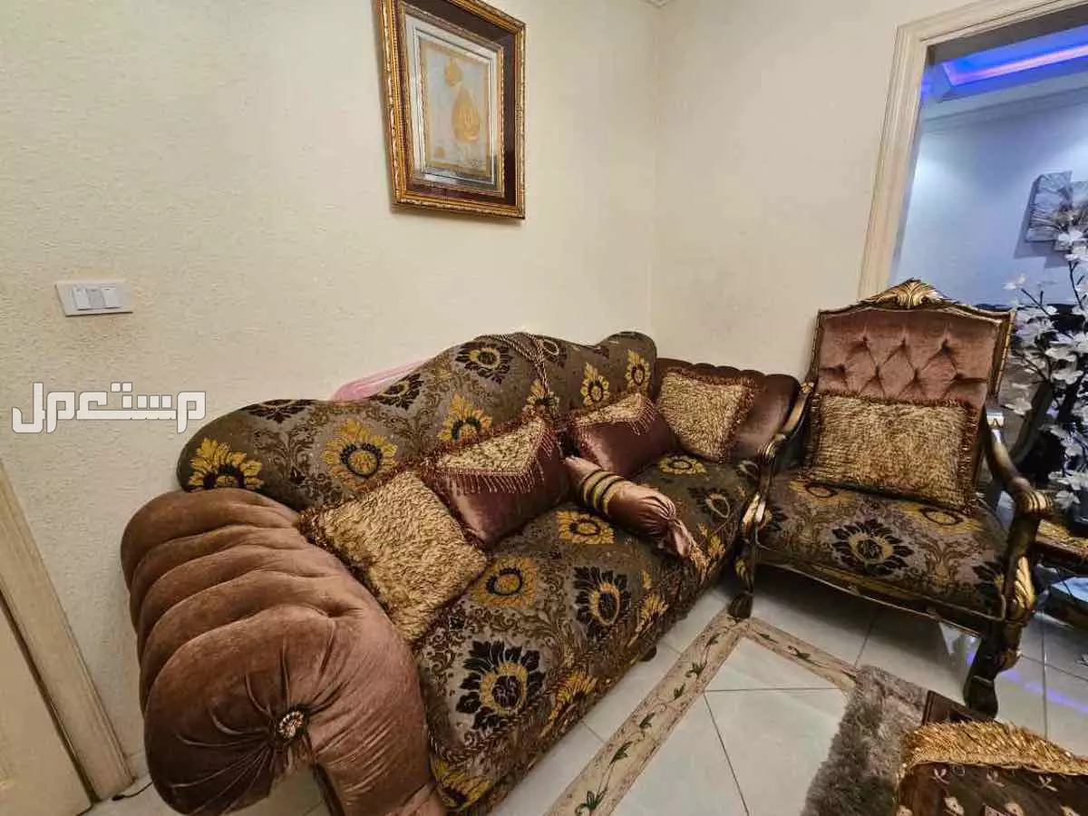 طقم كنب نظيف جدا  بسعر 1500 ريال