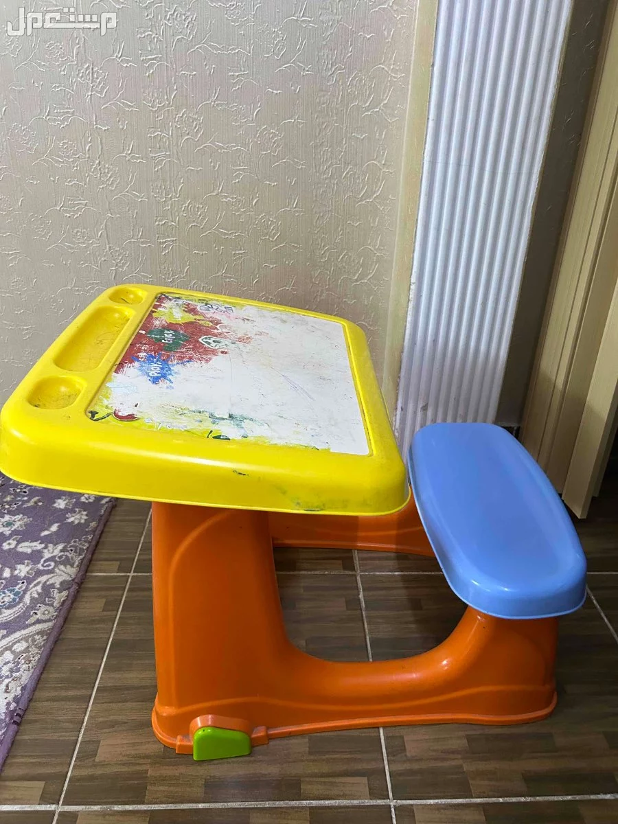 كرسي وطاوله ملتصق ومستعمل ونظيف طاوله وكرسي ملتصق لايوجد شي مكسور