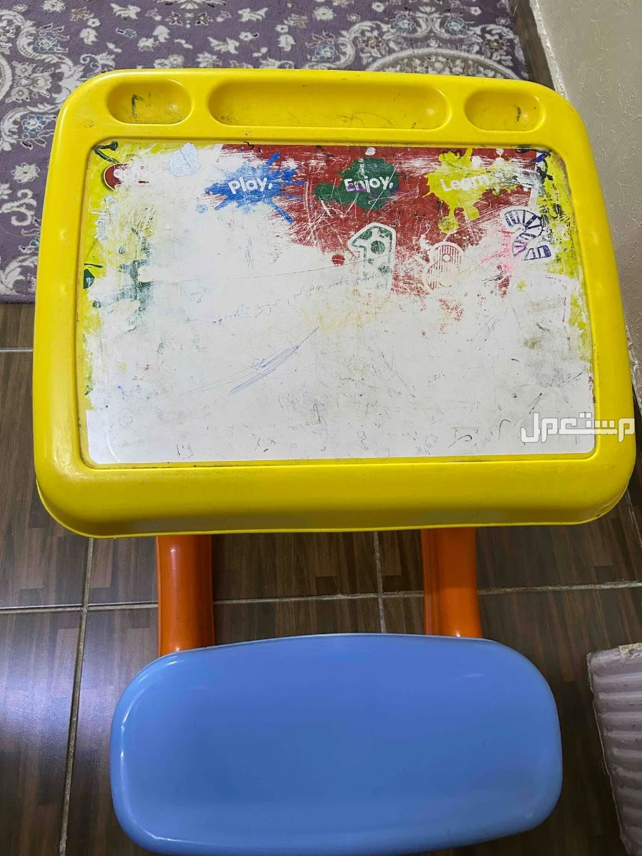 كرسي وطاوله ملتصق ومستعمل ونظيف توجد بعض الشخابيط ولكن سيتم تنظيفها بأذن الله الاقلام الموجوده عليه فقط
