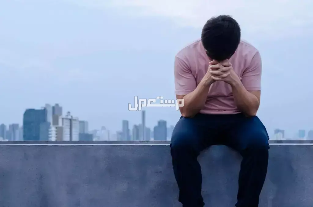 رابط اختبار الاكتئاب من وزارة الصحة 1447 - 2026 وخطوات إجراء الفحص شاب يشعر بالاكتئاب