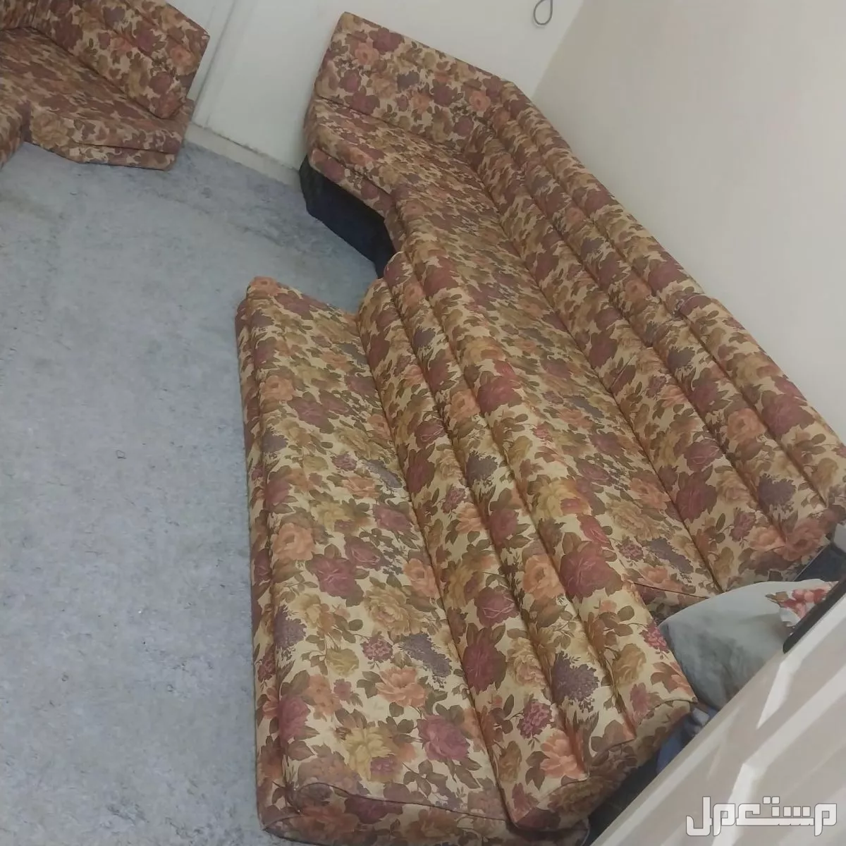 كنب بطرمه اثنين مجالس وكنب اسود خشب صاله كله بحاله جيده