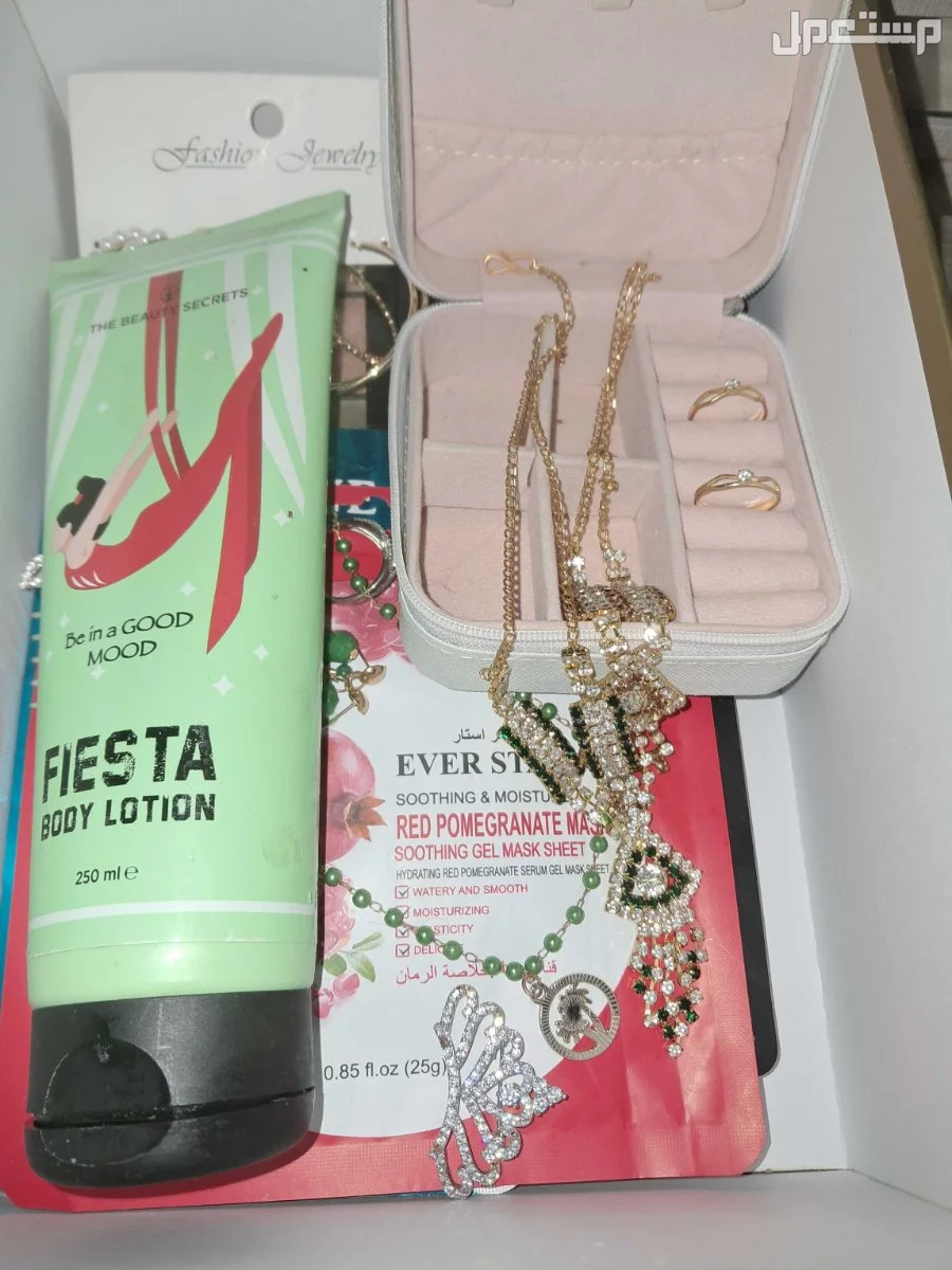 بوكس يتكون من ظل عيون ومسكات للبشره ومجموع مجوهرات