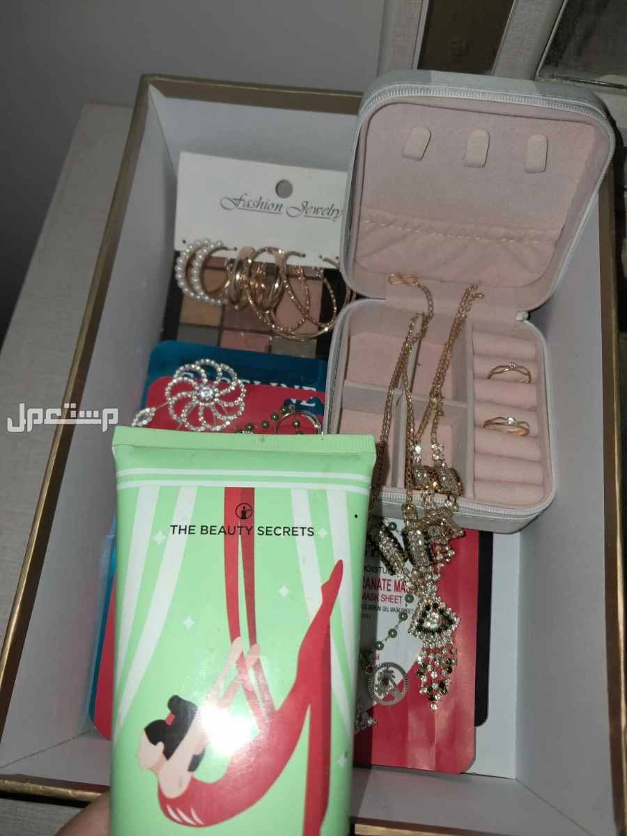 بوكس يتكون من ظل عيون ومسكات للبشره ومجموع مجوهرات