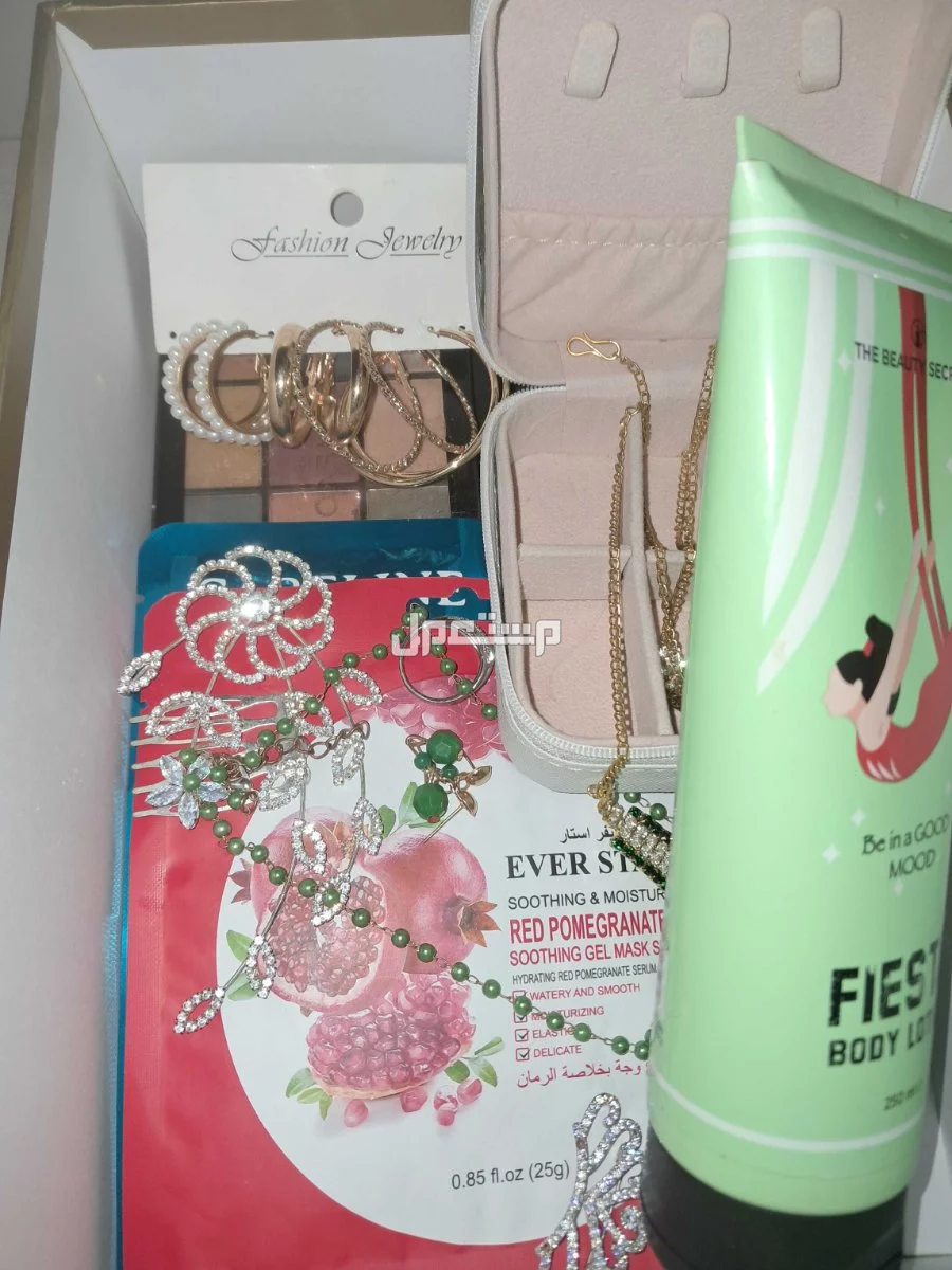 بوكس يتكون من ظل عيون ومسكات للبشره ومجموع مجوهرات