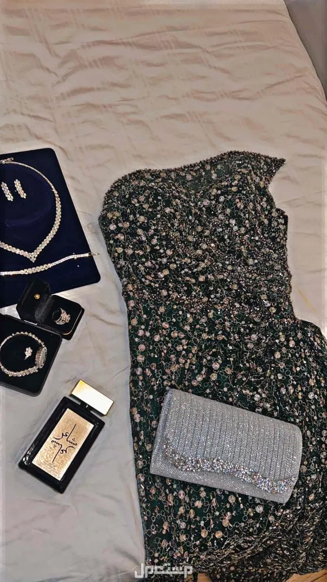 فستان للبيع ما لبسته ولا لبسته لظروف فستان مقاسs ولا لبسته في جدة بسعر 800 ريال