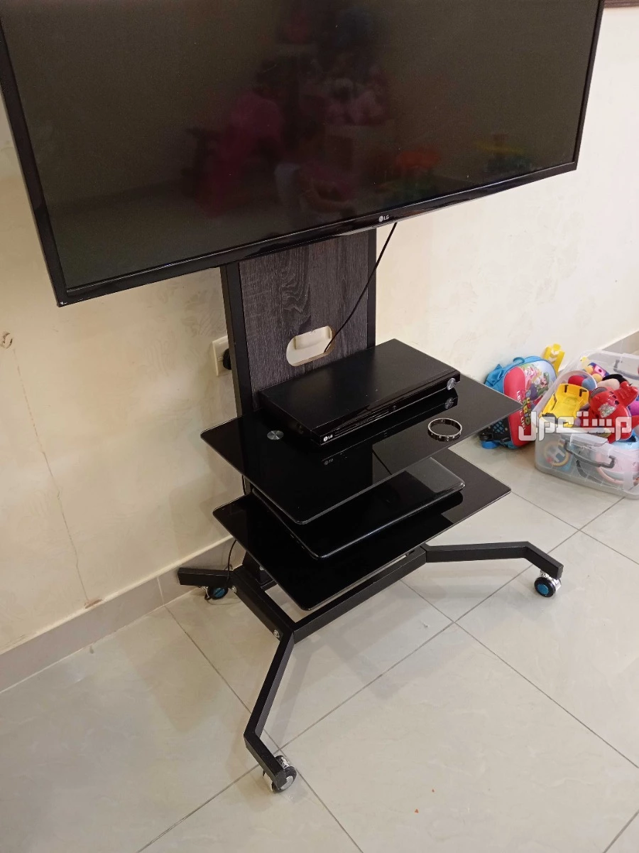 للبيع شاشة تلفزيون LG 49 بوصة  في الرياض بسعر 700 ريال سعودي