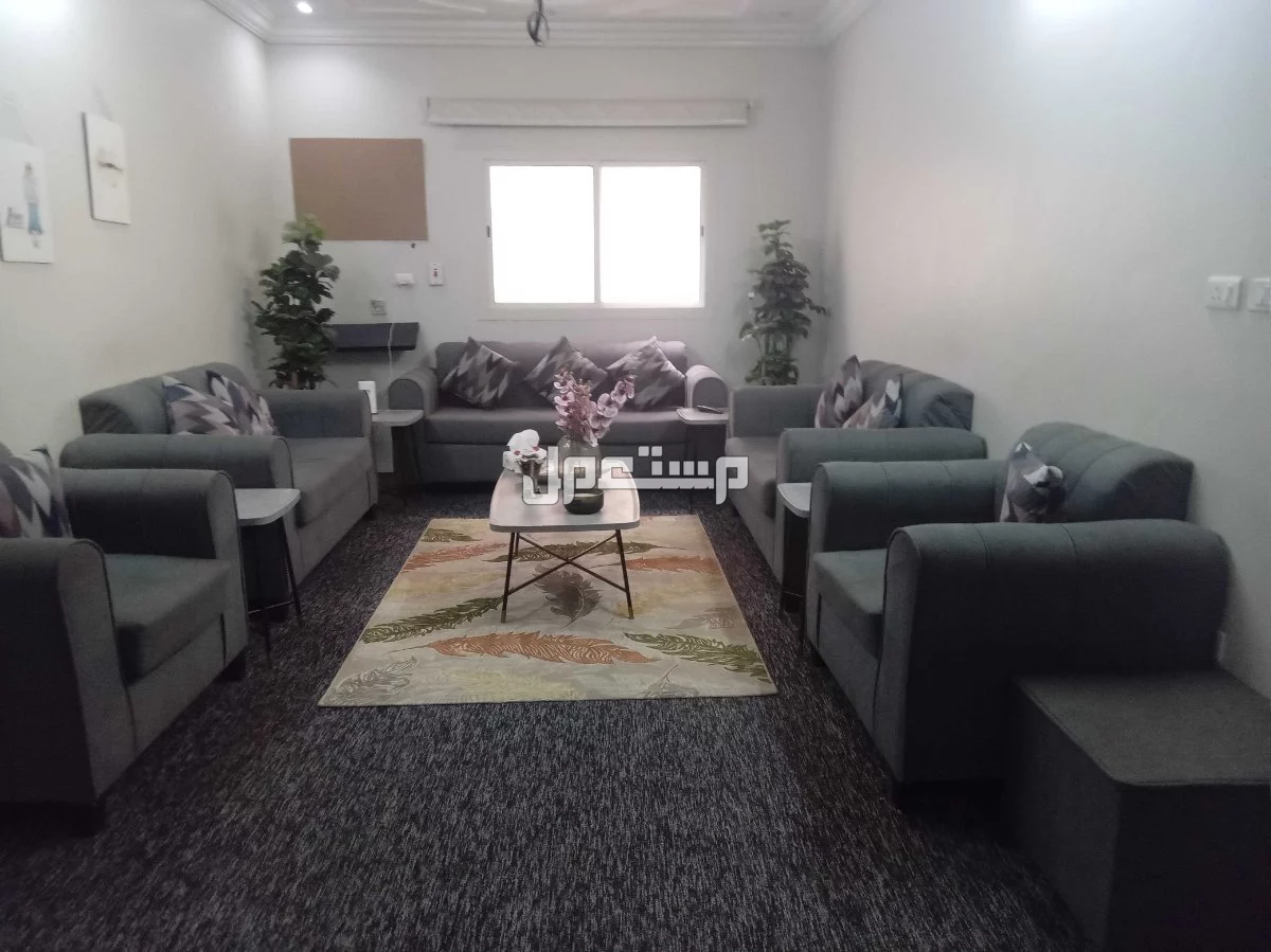 كنب نظيف مع اربع طاولات صغيره وحده كبيره اسعر 350