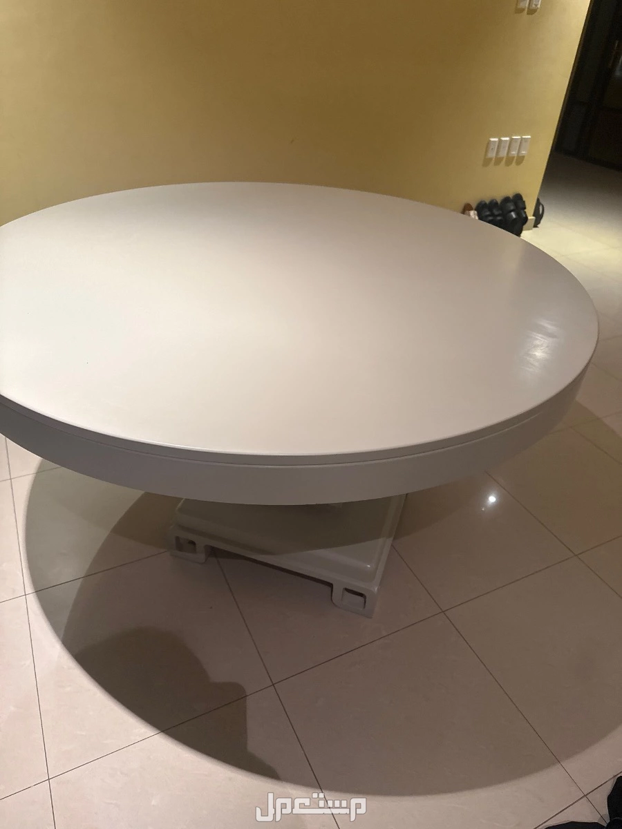 طاولة طعام ومدخل   في الدمام بسعر ألف ريال سعودي طاولة دائرية بدون كراسي تم شرائها من مفروشات عبد اللطيف وهي في حالة ممتازة