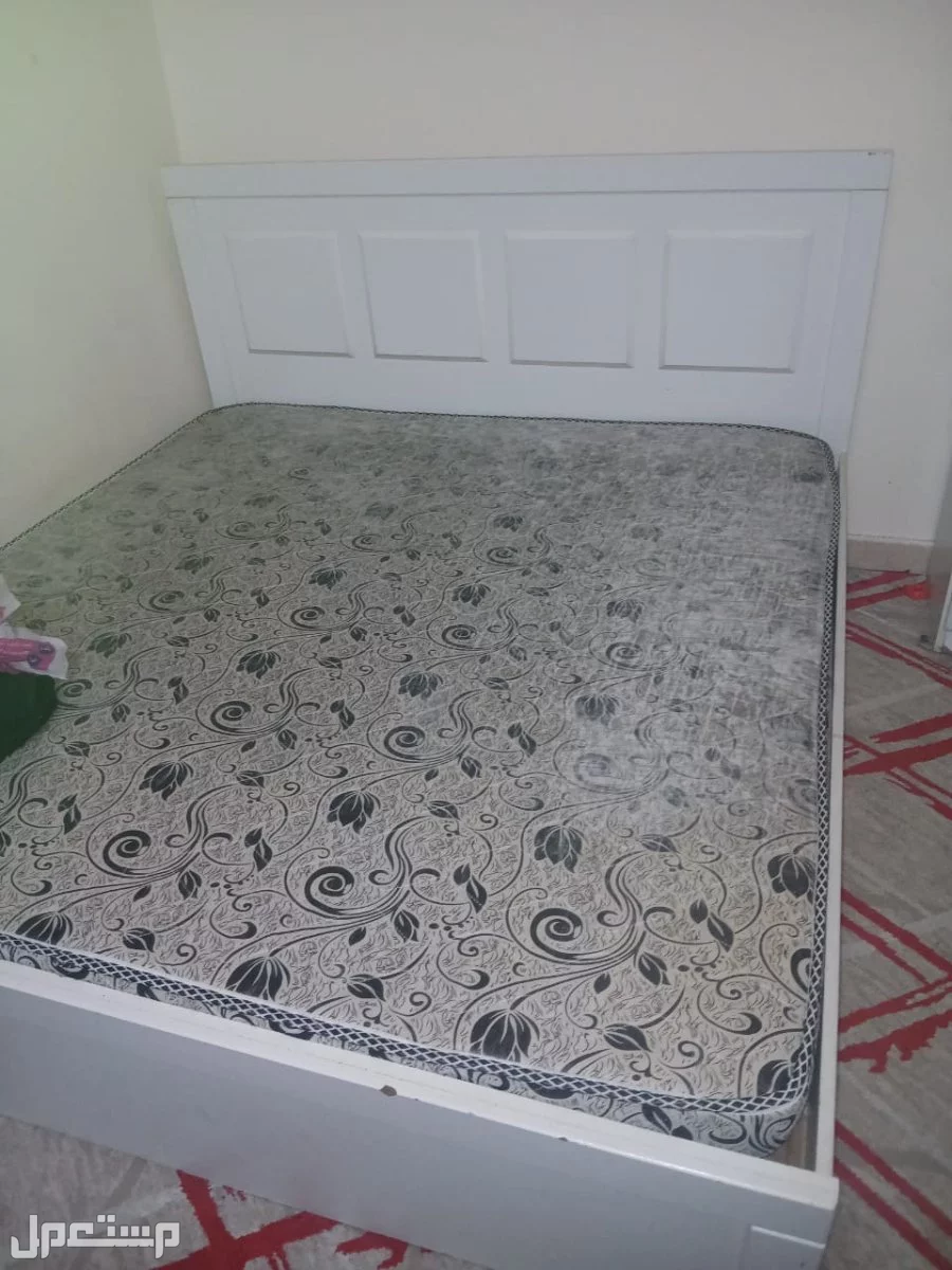 غرفه نوم كامله سرير كبير بالمرتبه + دولاب + تسريحه + 2 كومودينه في الليث بسعر 800 ريال سعودي