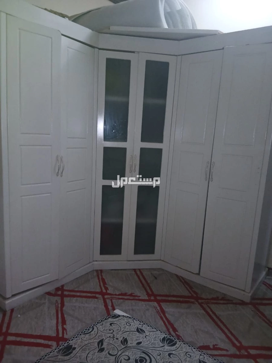 غرفه نوم كامله سرير كبير بالمرتبه + دولاب + تسريحه + 2 كومودينه في الليث بسعر 800 ريال سعودي