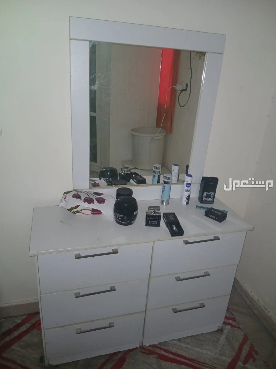 غرفه نوم كامله سرير كبير بالمرتبه + دولاب + تسريحه + 2 كومودينه في الليث بسعر 800 ريال سعودي