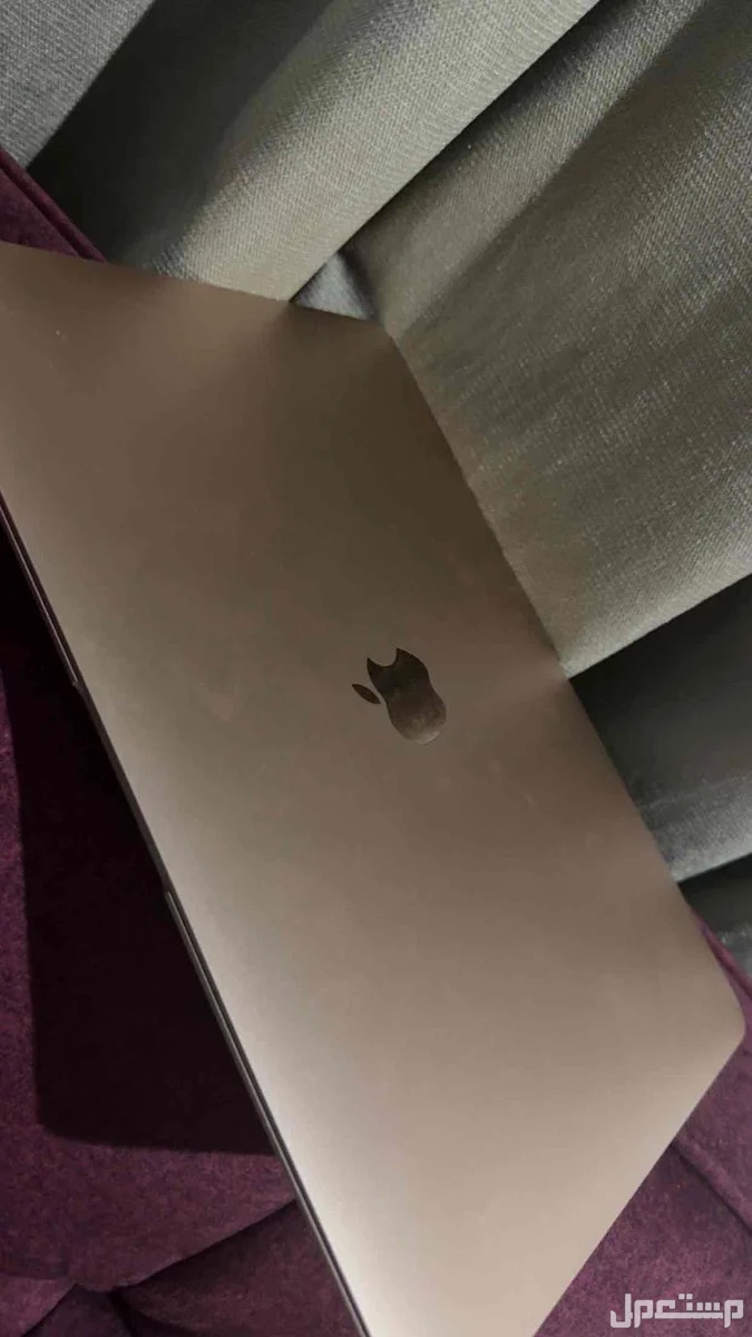 للبيع ماك بوك 2022 مستعمل ذهبي