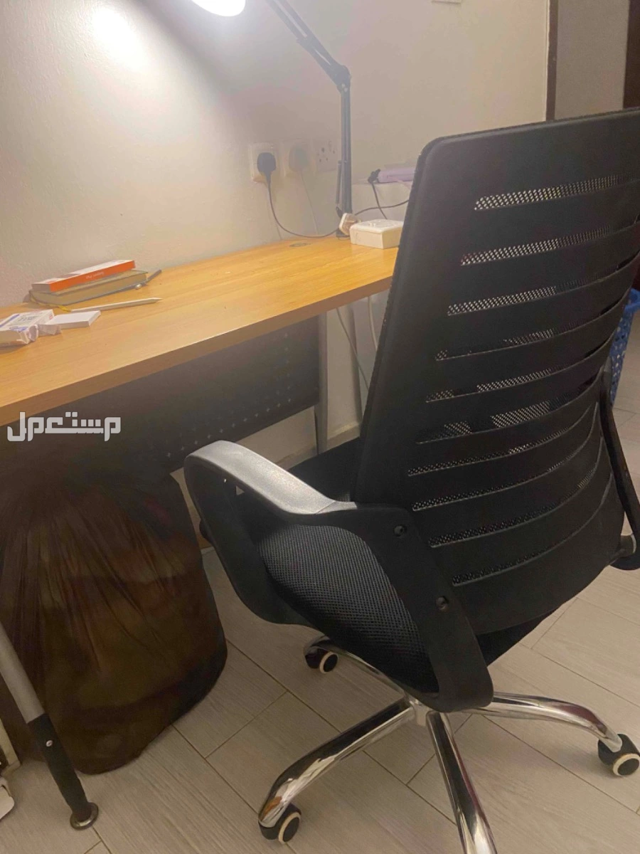كرسي اسود مكتبي في الرياض بسعر 200 ريال سعودي