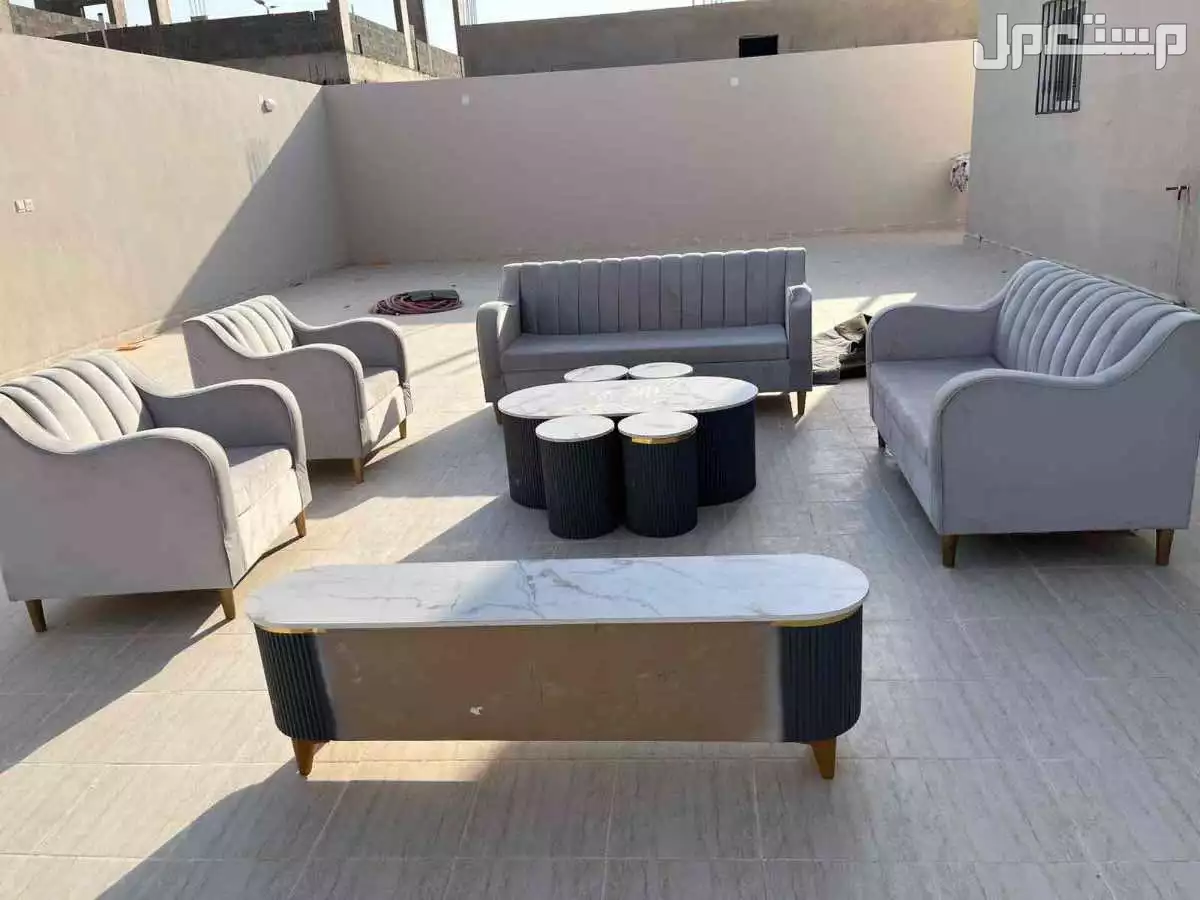 للبيع طقم كنب مستعمل مع طاولاته