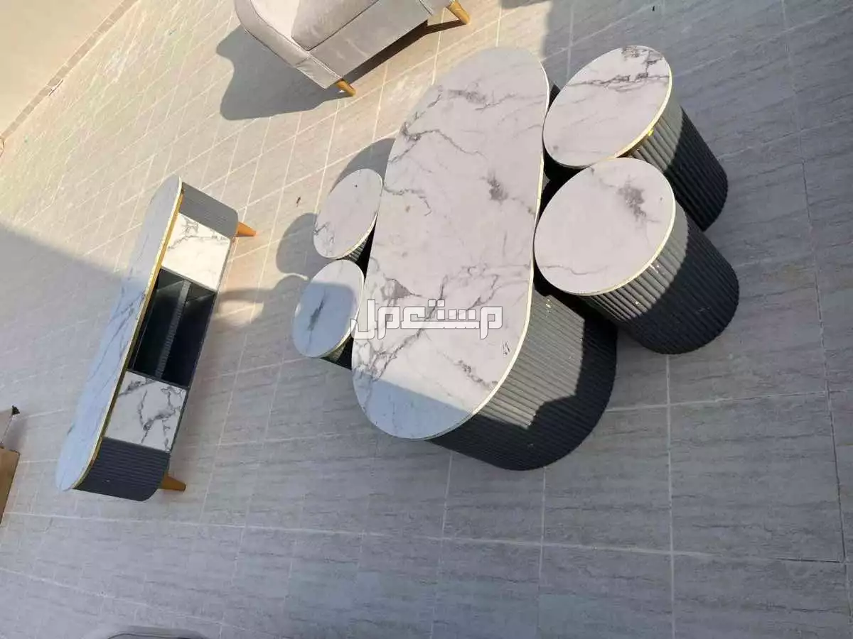 للبيع طقم كنب مستعمل مع طاولاته