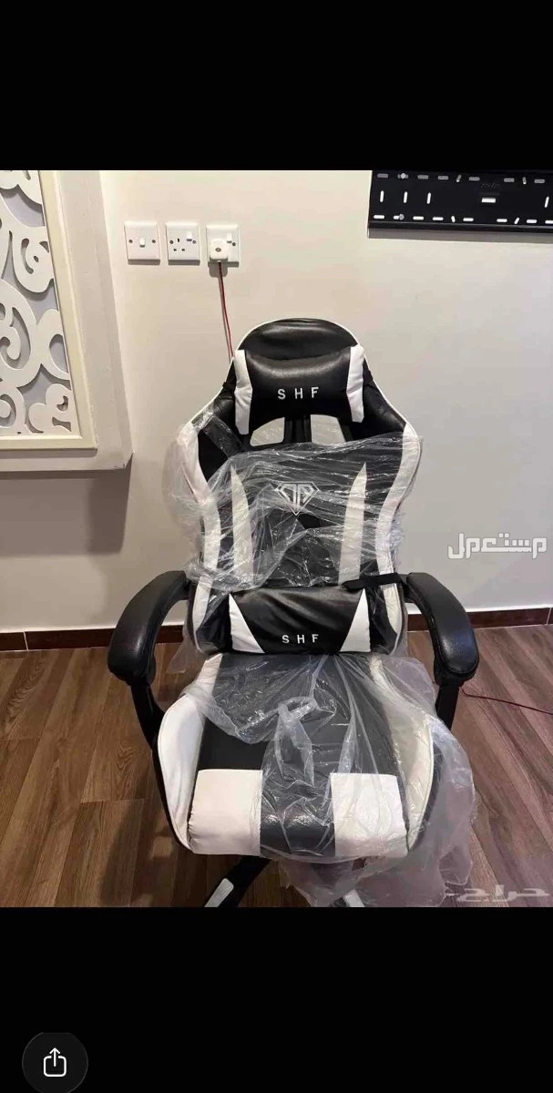 طاوله محيط بلاد مع ريموت  وكرسي قيمنق بغرطيسه في حفر الباطن