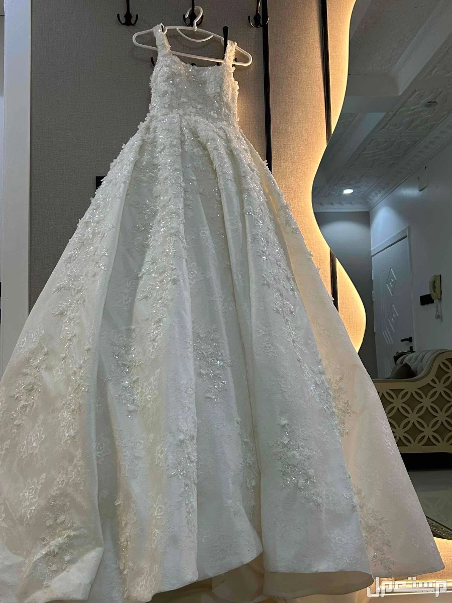 فستان زفاف راقي وفاخر قابل لتفاوض السعر 2500 في مكه