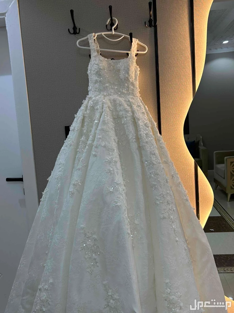 فستان زفاف راقي وفاخر قابل لتفاوض السعر 2500في مكه
