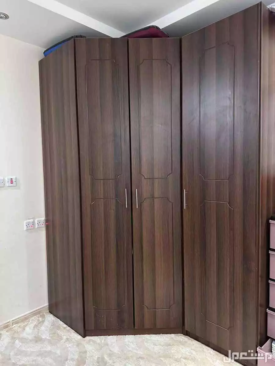 خزانة خشب في الرياض حي طويق في الرياض بسعر ألف ريال سعودي