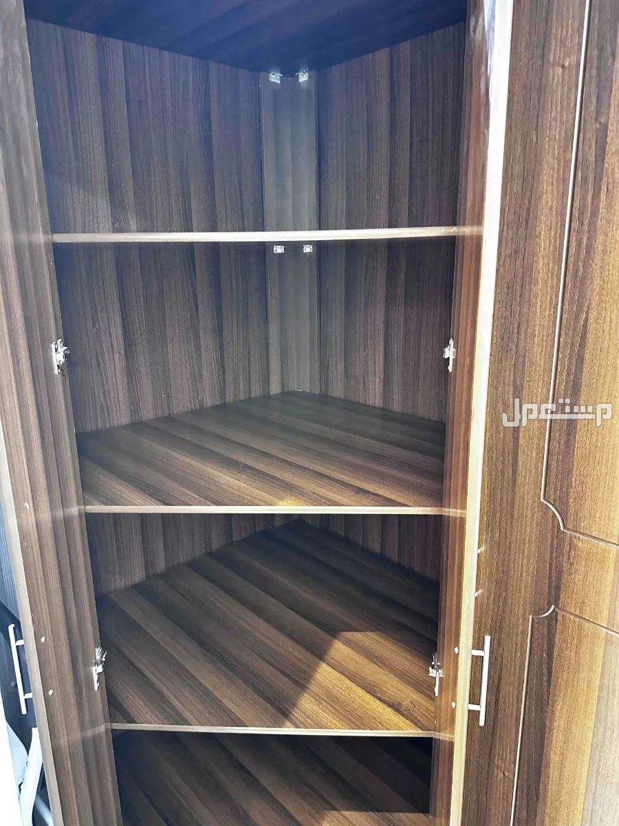 خزانة خشب في الرياض حي طويق في الرياض بسعر ألف ريال سعودي