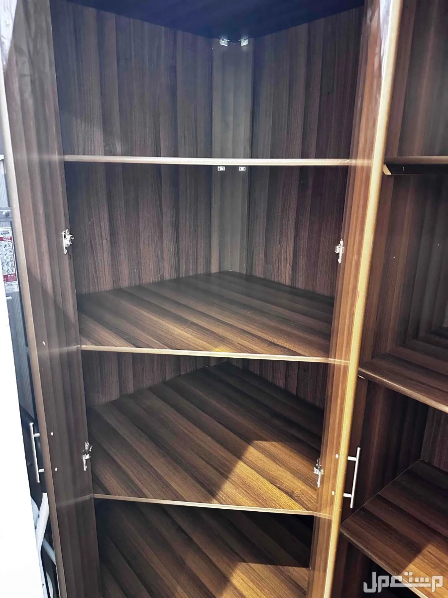 خزانة خشب في الرياض حي طويق في الرياض بسعر ألف ريال سعودي