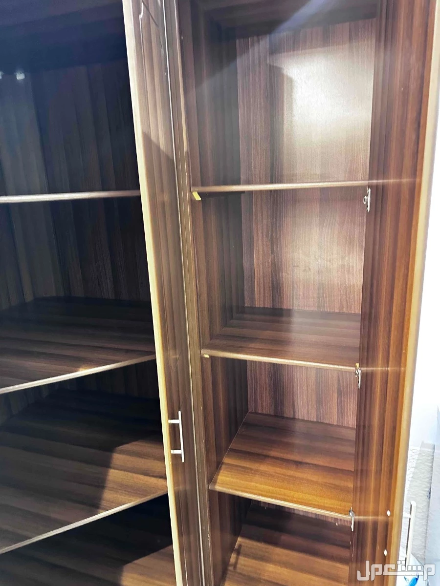 خزانة خشب في الرياض حي طويق في الرياض بسعر ألف ريال سعودي