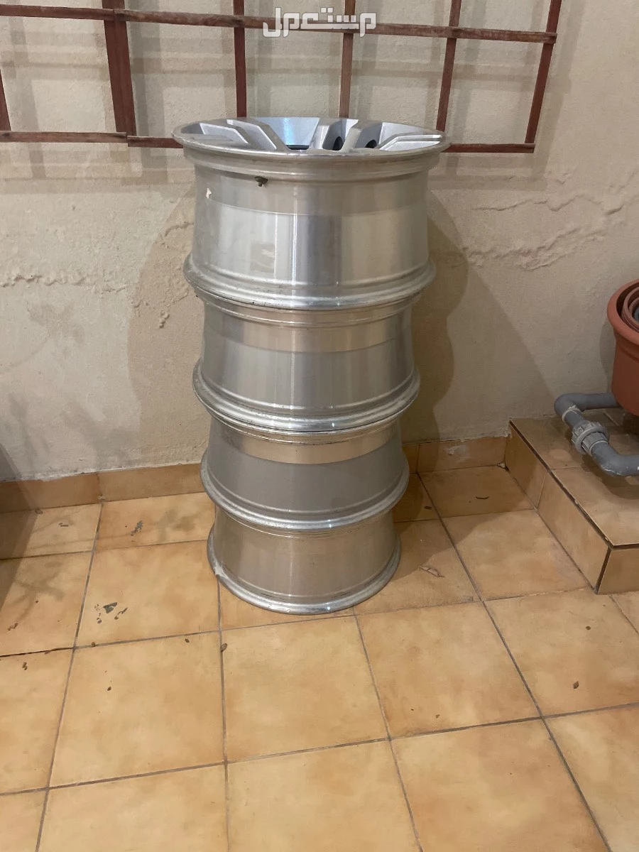 في جدة للبيع عدد اربع جنوط بسعر 1500 ريال سعودي