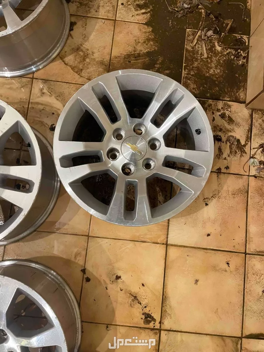 في جدة للبيع عدد اربع جنوط بسعر 1500 ريال سعودي