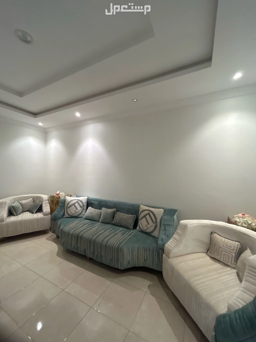 كنب نظيف في مكة المكرمة بسعر 5 آلاف ريال سعودي